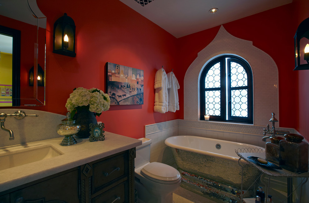 На фото: ванная комната в средиземноморском стиле с отдельно стоящей ванной и плиткой мозаикой с