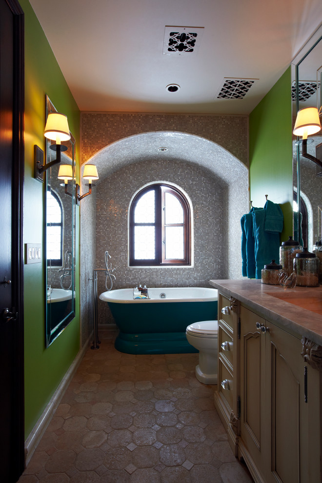 Ispirazione per una stretta e lunga stanza da bagno mediterranea con vasca freestanding