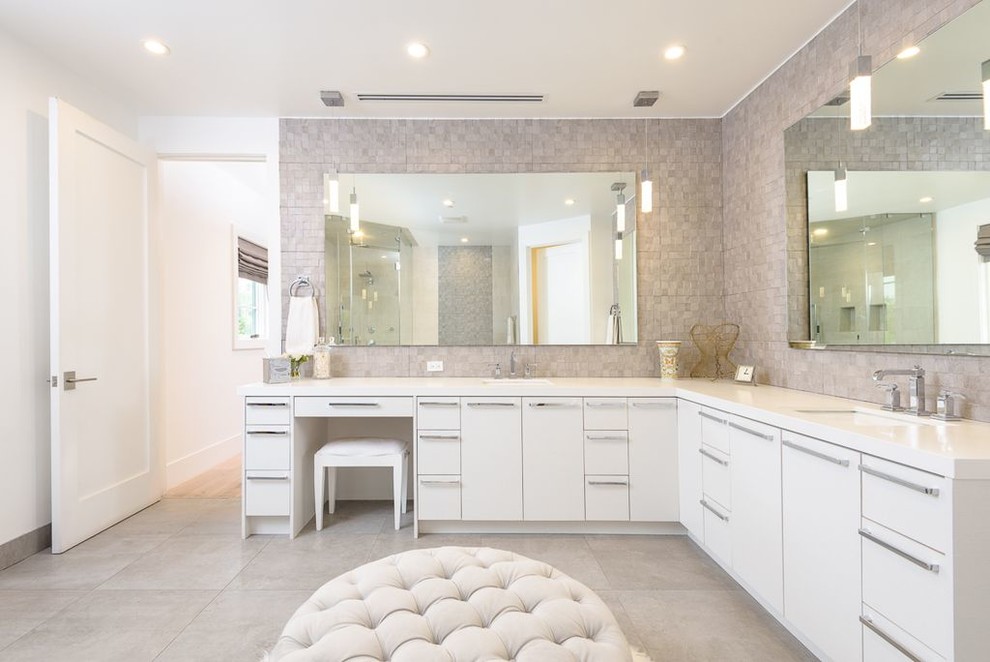 Cette image montre une grande salle de bain principale design avec un placard à porte plane, des portes de placard blanches, un carrelage gris, un mur blanc, un lavabo encastré, un plan de toilette en quartz modifié, un sol gris et un plan de toilette blanc.