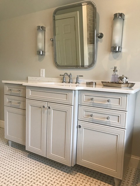 Exempel på ett litet klassiskt badrum för barn, med möbel-liknande, grå skåp, beige kakel, tunnelbanekakel, grå väggar, klinkergolv i keramik, ett undermonterad handfat och marmorbänkskiva
