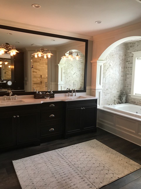 Idéer för ett stort klassiskt en-suite badrum, med luckor med profilerade fronter, bruna skåp, ett platsbyggt badkar, beige kakel, keramikplattor, grå väggar, klinkergolv i keramik, ett undermonterad handfat och marmorbänkskiva