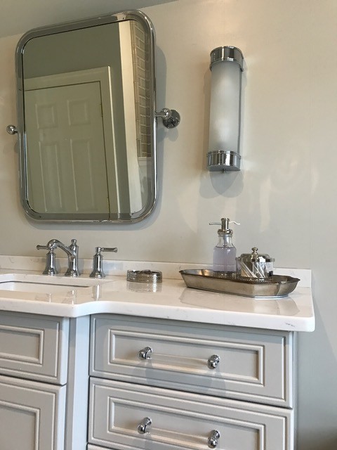 Klassisk inredning av ett litet badrum för barn, med möbel-liknande, grå skåp, beige kakel, tunnelbanekakel, grå väggar, klinkergolv i keramik, ett undermonterad handfat och marmorbänkskiva