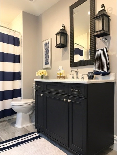 Idéer för ett stort klassiskt badrum för barn, med skåp i shakerstil, blå skåp, en dusch/badkar-kombination, grå kakel, grå väggar, klinkergolv i keramik, ett undermonterad handfat, marmorbänkskiva och grått golv