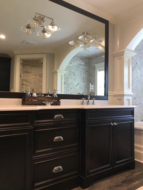 Exempel på ett stort klassiskt en-suite badrum, med luckor med profilerade fronter, bruna skåp, ett platsbyggt badkar, beige kakel, keramikplattor, grå väggar, klinkergolv i keramik, ett undermonterad handfat och marmorbänkskiva