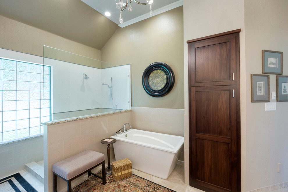 Idéer för ett klassiskt en-suite badrum, med granitbänkskiva, beige kakel och beige väggar