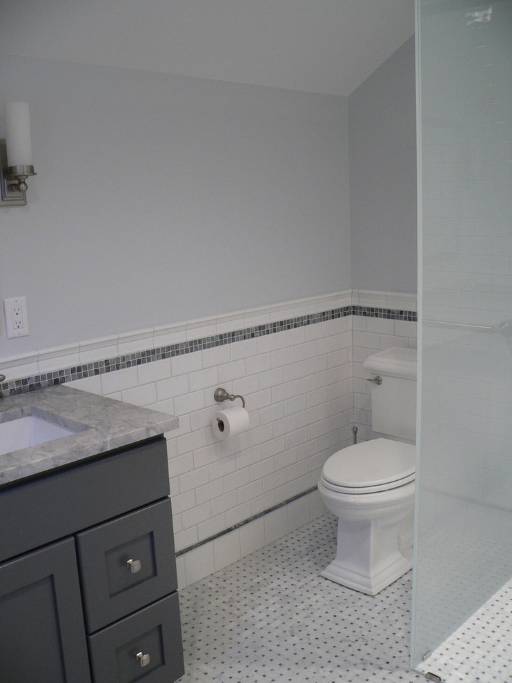 Idéer för mellanstora vintage badrum med dusch, med ett undermonterad handfat, skåp i shakerstil, grå skåp, granitbänkskiva, en kantlös dusch, en toalettstol med separat cisternkåpa, grå kakel, keramikplattor, grå väggar och mosaikgolv