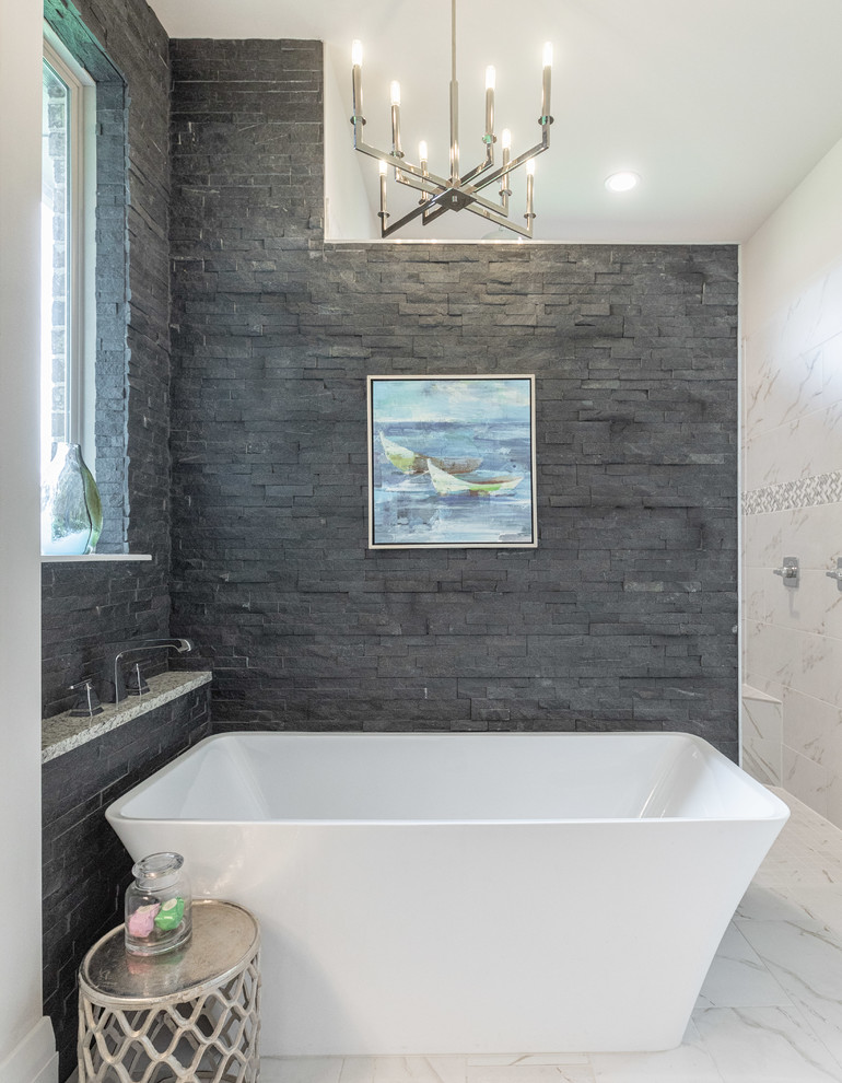 Inspiration för ett stort vintage flerfärgad flerfärgat en-suite badrum, med luckor med upphöjd panel, vita skåp, grå kakel, skifferkakel och granitbänkskiva