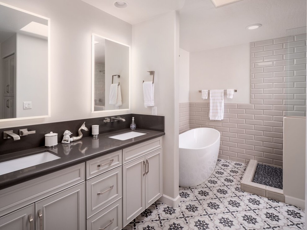 Idéer för vintage svart en-suite badrum, med luckor med profilerade fronter, grå skåp, ett fristående badkar, en öppen dusch, grå kakel, porslinskakel, vita väggar, klinkergolv i porslin, ett undermonterad handfat, bänkskiva i kvarts och med dusch som är öppen