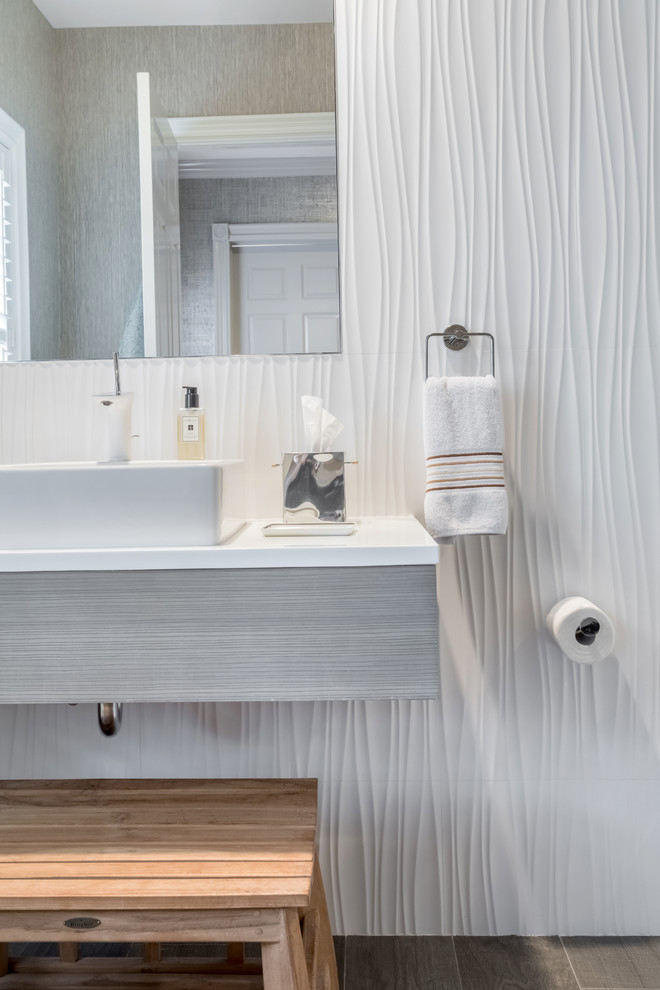 Свежая идея для дизайна: ванная комната среднего размера в стиле неоклассика (современная классика) с душем в нише, унитазом-моноблоком, белой плиткой, плиткой из листового камня, серыми стенами, полом из керамогранита, душевой кабиной, настольной раковиной и столешницей из искусственного камня - отличное фото интерьера