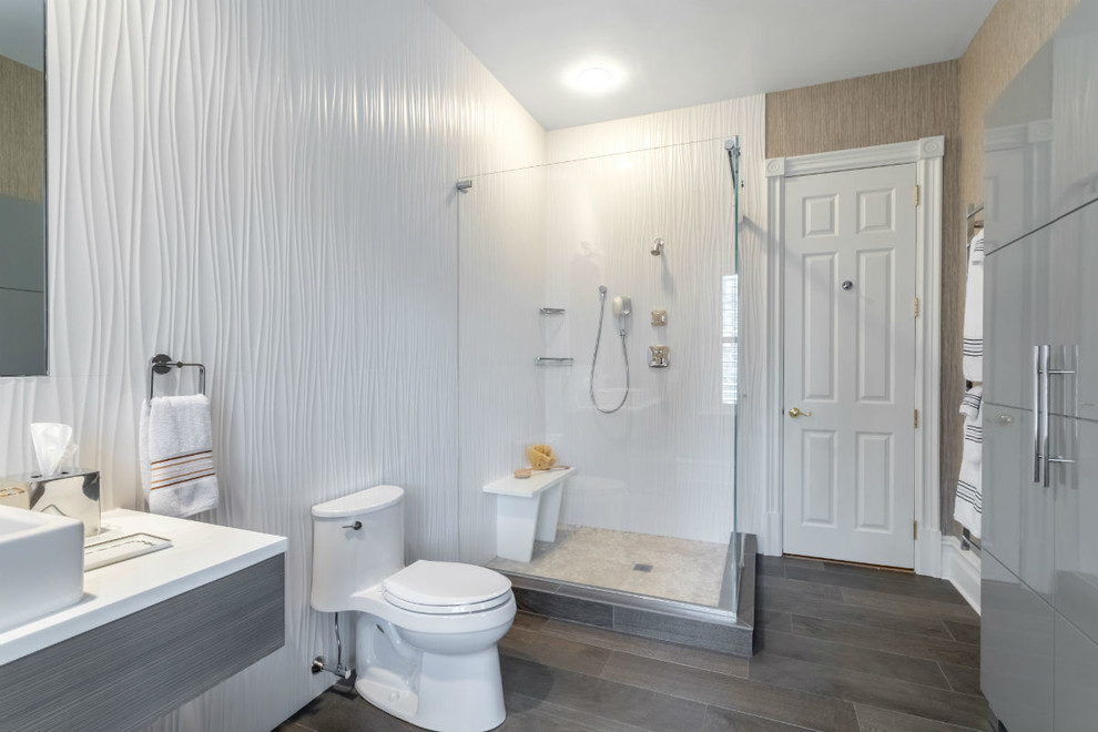 Idéer för att renovera ett mellanstort vintage badrum med dusch, med en dusch i en alkov, en toalettstol med hel cisternkåpa, vit kakel, stenhäll, grå väggar, klinkergolv i porslin, ett fristående handfat och bänkskiva i akrylsten