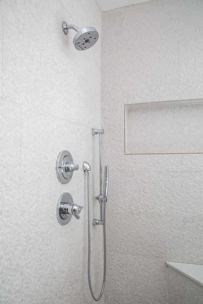 Exempel på ett stort klassiskt badrum för barn, med skåp i shakerstil, blå skåp, ett platsbyggt badkar, en hörndusch, en toalettstol med separat cisternkåpa, grå kakel, stenhäll, vita väggar, skiffergolv, ett undermonterad handfat, bänkskiva i kvarts, grått golv och dusch med gångjärnsdörr