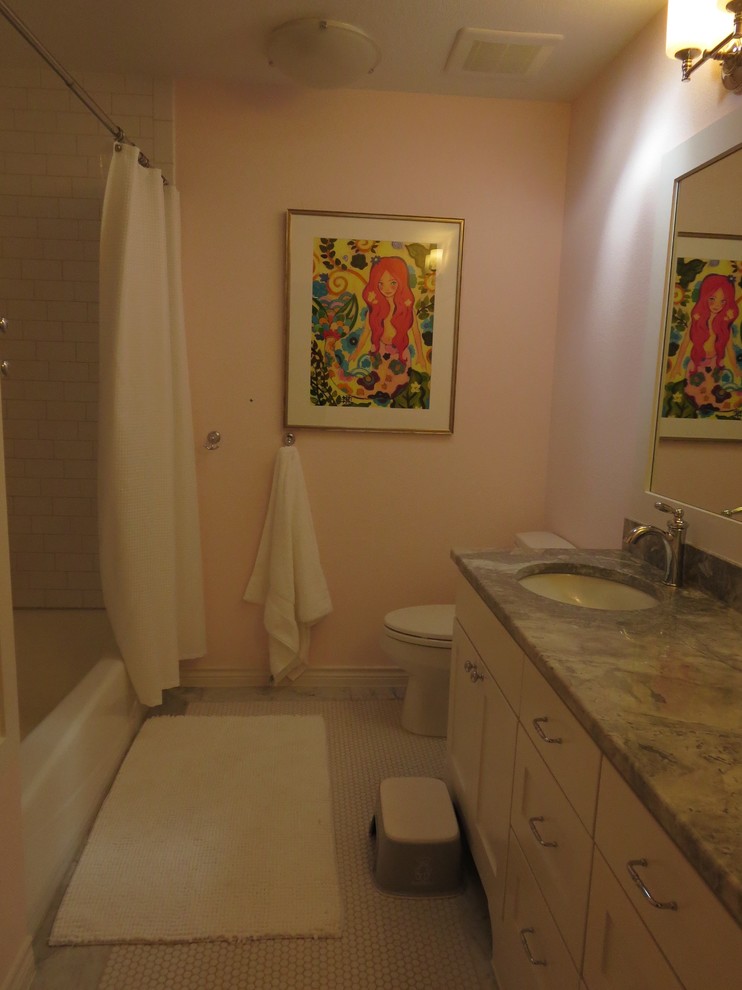 Свежая идея для дизайна: детская ванная комната среднего размера в стиле неоклассика (современная классика) с фасадами в стиле шейкер, белыми фасадами, ванной в нише, душем над ванной, розовыми стенами, полом из керамогранита, врезной раковиной, раздельным унитазом, разноцветной плиткой, мраморной плиткой и столешницей из кварцита - отличное фото интерьера