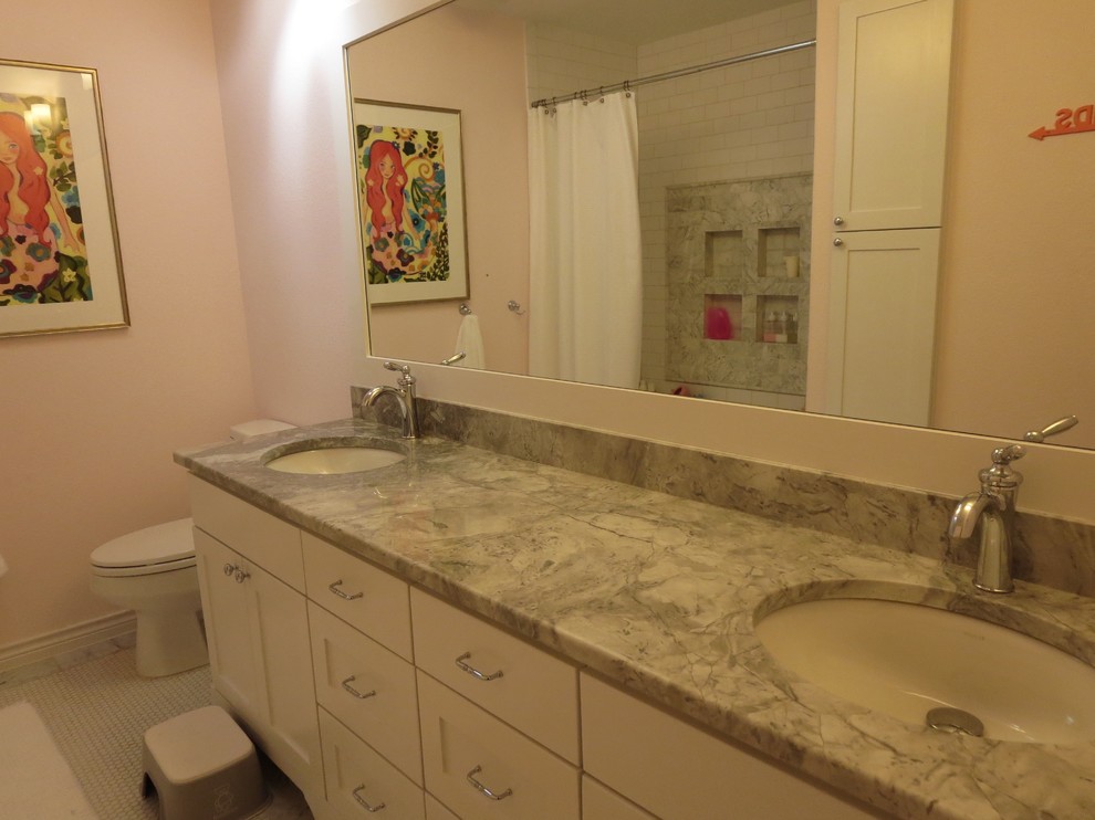 Inredning av ett klassiskt mellanstort badrum för barn, med skåp i shakerstil, vita skåp, ett badkar i en alkov, en dusch/badkar-kombination, rosa väggar, klinkergolv i porslin, ett undermonterad handfat, en toalettstol med separat cisternkåpa, flerfärgad kakel, marmorkakel och bänkskiva i kvartsit