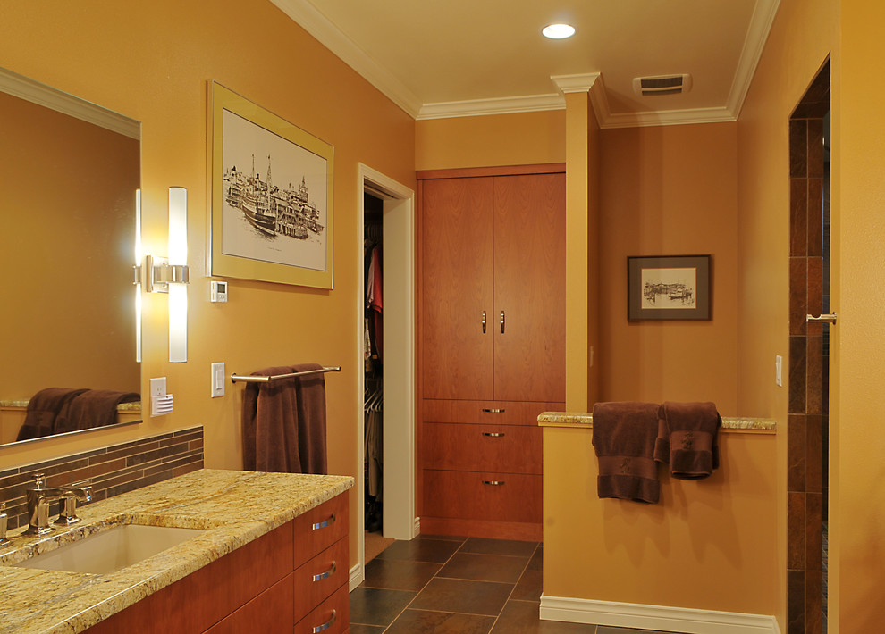 Esempio di una stanza da bagno con doccia chic di medie dimensioni con ante lisce, ante in legno scuro, lavabo sottopiano, top in granito, piastrelle multicolore, piastrelle in ceramica e pareti gialle