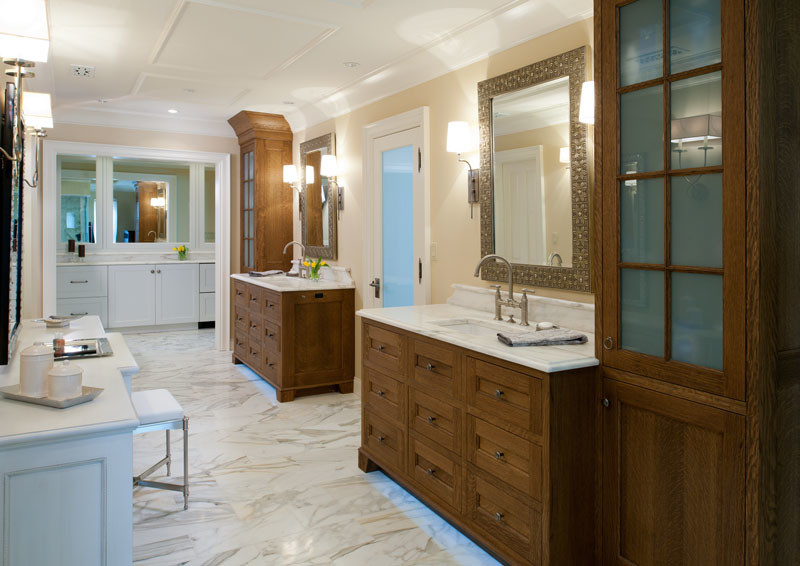 Cette photo montre une grande salle de bain principale chic avec un lavabo encastré, un placard avec porte à panneau encastré, des portes de placard blanches, un plan de toilette en marbre, un mur beige et un sol en marbre.