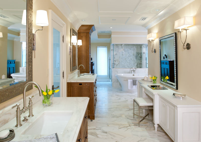 Стильный дизайн: большая главная ванная комната в классическом стиле с врезной раковиной, фасадами с утопленной филенкой, белыми фасадами, мраморной столешницей, бежевыми стенами и мраморным полом - последний тренд