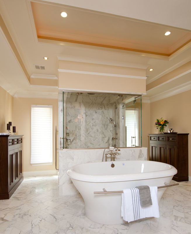 Esempio di una grande stanza da bagno padronale tradizionale con lavabo sottopiano, ante con riquadro incassato, ante bianche, top in marmo, pareti beige e pavimento in marmo