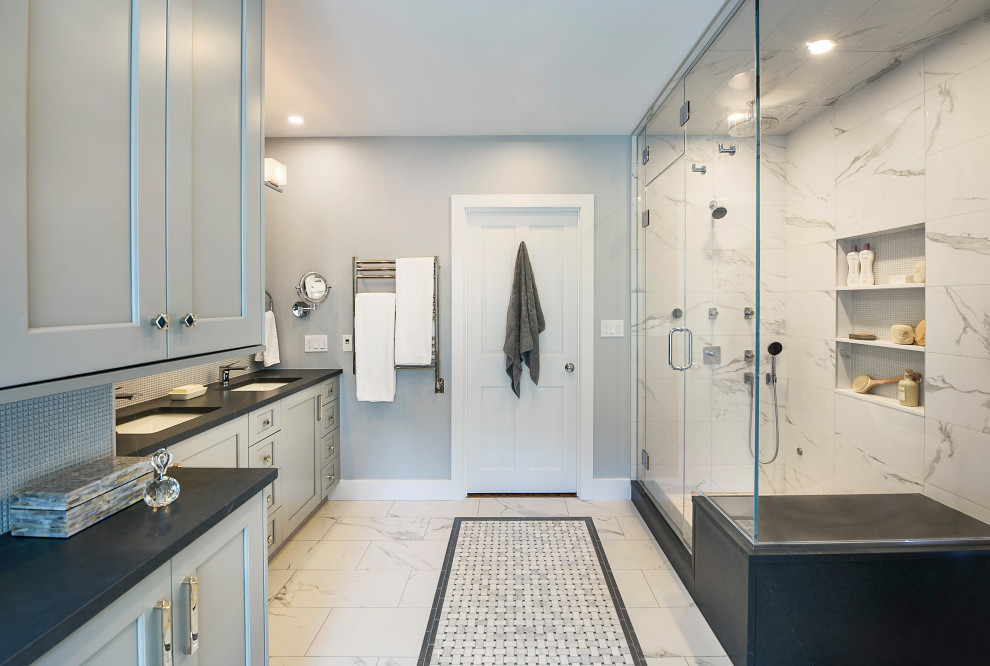Inredning av ett klassiskt svart svart badrum, med grå skåp, en öppen dusch, grå kakel, grå väggar, marmorgolv, ett undermonterad handfat, bänkskiva i kvarts, grått golv och dusch med gångjärnsdörr