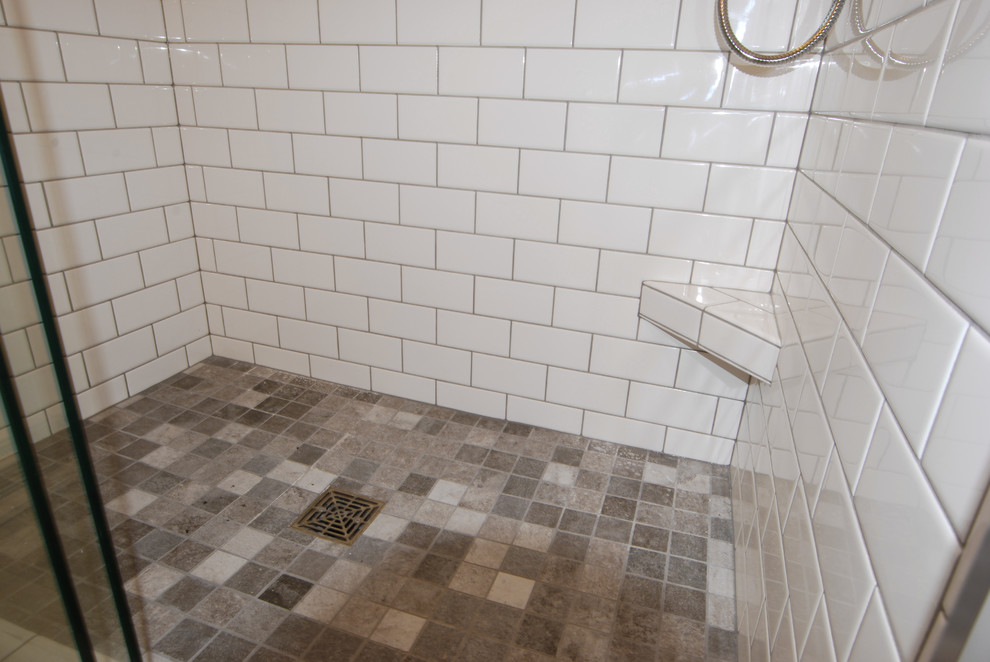 Esempio di una stanza da bagno padronale tradizionale di medie dimensioni con ante in stile shaker, ante bianche, pareti grigie e top in marmo