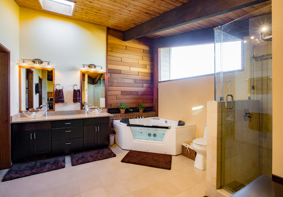 Idéer för att renovera ett vintage en-suite badrum, med skåp i shakerstil, ett hörnbadkar, en hörndusch, ett fristående handfat och bänkskiva i kvarts