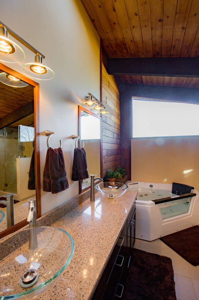 Foto på ett vintage en-suite badrum, med skåp i shakerstil, ett hörnbadkar, en hörndusch, ett fristående handfat och bänkskiva i kvarts