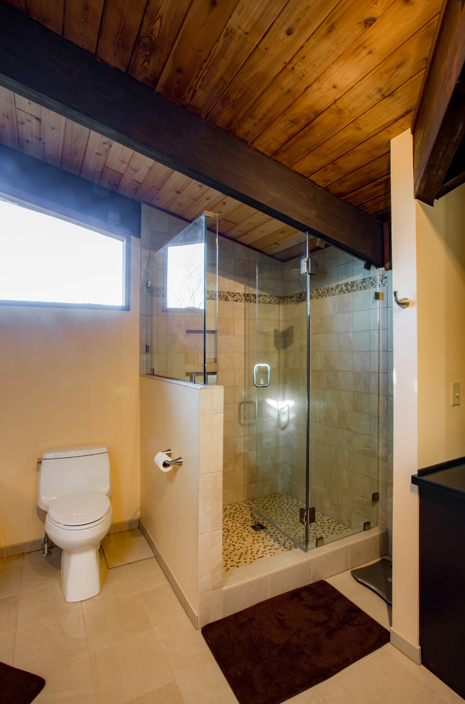 Пример оригинального дизайна: главная ванная комната в стиле неоклассика (современная классика) с фасадами в стиле шейкер, угловой ванной, угловым душем, настольной раковиной и столешницей из искусственного кварца