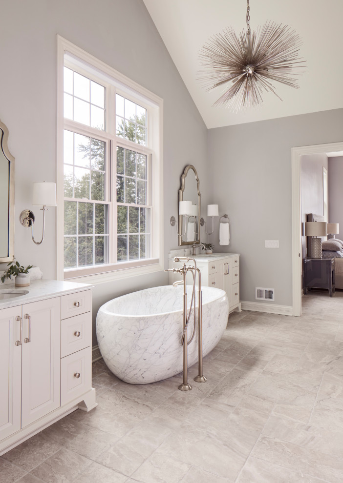Inspiration för ett mellanstort vintage vit vitt en-suite badrum, med luckor med infälld panel, vita skåp, ett fristående badkar, beige väggar, ett undermonterad handfat och beiget golv