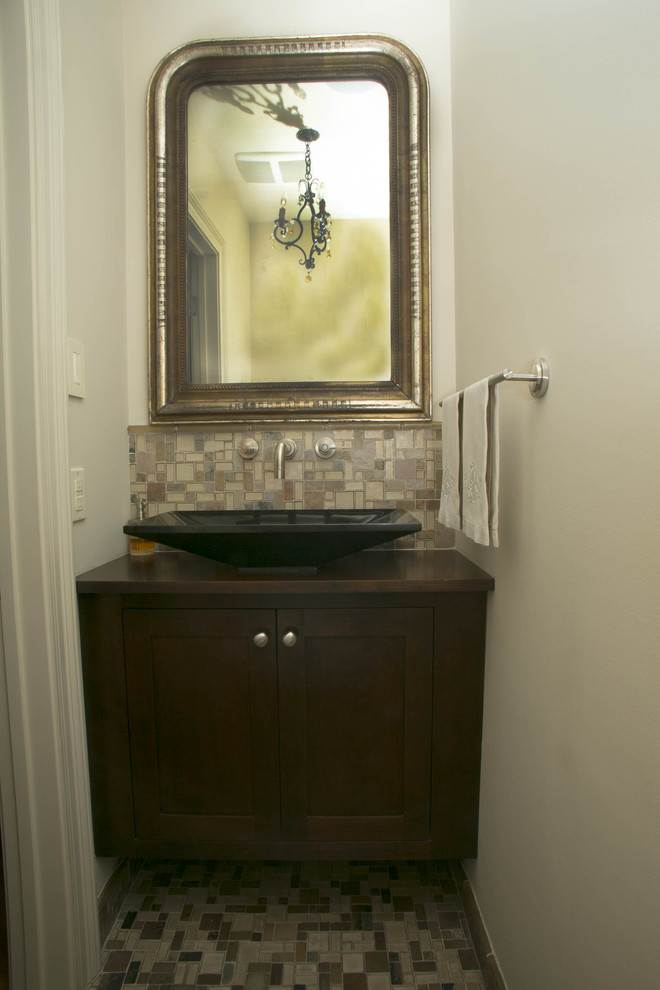 Kleines Klassisches Badezimmer mit Schrankfronten im Shaker-Stil, dunklen Holzschränken, Mosaikfliesen und beiger Wandfarbe in New Orleans