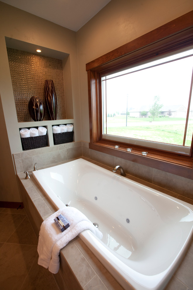 Idéer för mellanstora vintage en-suite badrum, med ett platsbyggt badkar, grå kakel, porslinskakel, grå väggar och klinkergolv i porslin