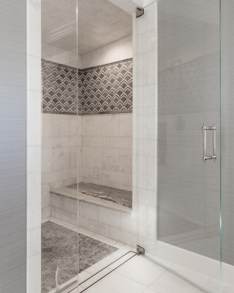 Идея дизайна: главная ванная комната среднего размера в стиле неоклассика (современная классика) с фасадами с утопленной филенкой, белыми фасадами, накладной ванной, душем в нише, серой плиткой, керамогранитной плиткой, серыми стенами, полом из керамогранита, врезной раковиной, мраморной столешницей, белым полом, душем с распашными дверями и серой столешницей