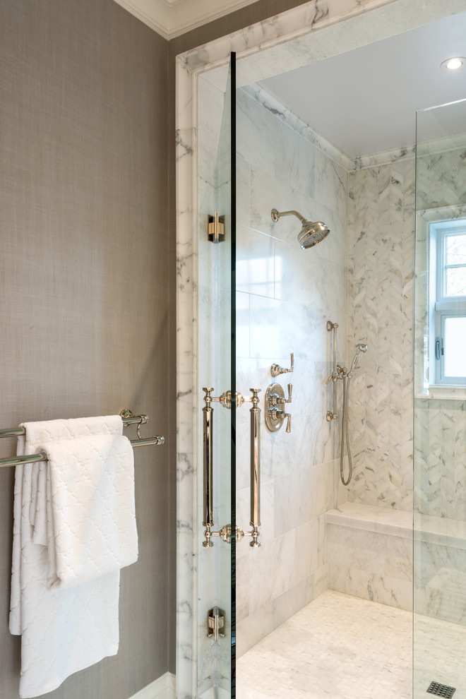 Идея дизайна: большая главная ванная комната в стиле неоклассика (современная классика) с белыми фасадами, двойным душем, белой плиткой, плиткой мозаикой, серыми стенами, мраморным полом, фасадами в стиле шейкер, накладной ванной, накладной раковиной и мраморной столешницей