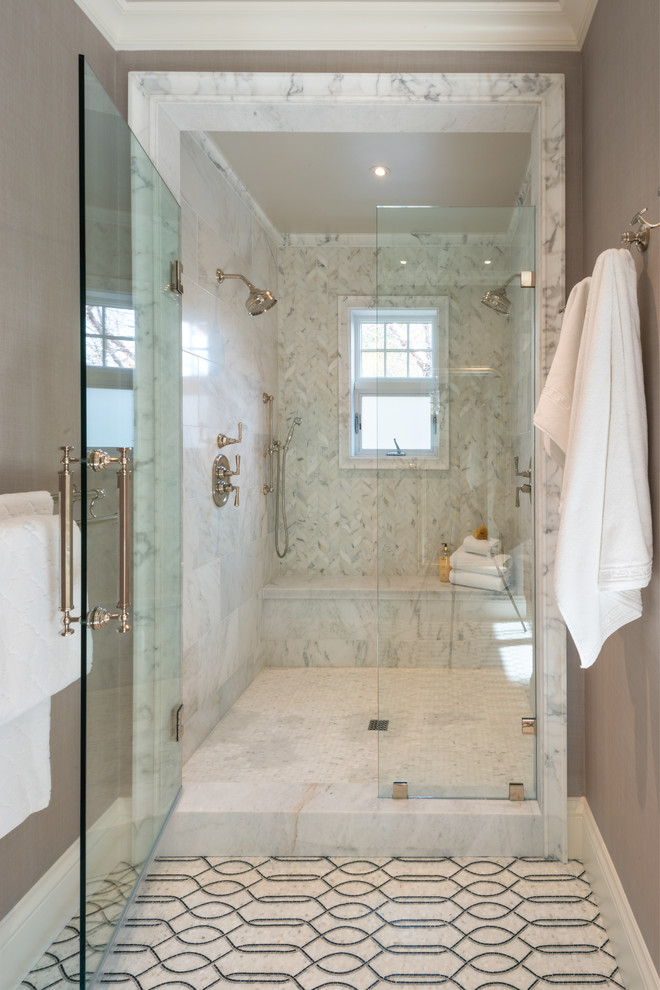 На фото: большая главная ванная комната в стиле неоклассика (современная классика) с белыми фасадами, двойным душем, белой плиткой, плиткой мозаикой, серыми стенами, мраморным полом, фасадами в стиле шейкер, накладной ванной, накладной раковиной и мраморной столешницей