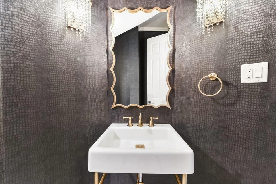 Kleines Klassisches Duschbad mit Toilette mit Aufsatzspülkasten, schwarzer Wandfarbe, Marmorboden, weißem Boden, weißer Waschtischplatte, Einzelwaschbecken, schwebendem Waschtisch und Tapetenwänden in Houston