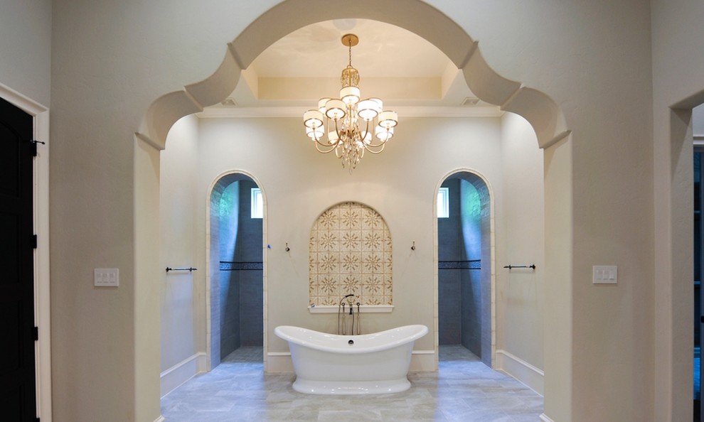 Idéer för ett medelhavsstil badrum, med ett fristående badkar, en öppen dusch, beige väggar, beiget golv, med dusch som är öppen, beige kakel, mosaik och klinkergolv i keramik