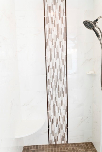 Ispirazione per una stanza da bagno padronale classica di medie dimensioni con doccia alcova, piastrelle multicolore, piastrelle in gres porcellanato, pareti bianche e pavimento in gres porcellanato