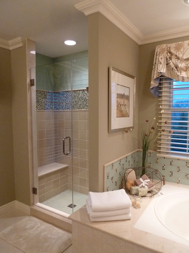 Idées déco pour une grande douche en alcôve principale classique avec une baignoire posée, un carrelage vert, un carrelage en pâte de verre, un mur beige et un sol en carrelage de céramique.