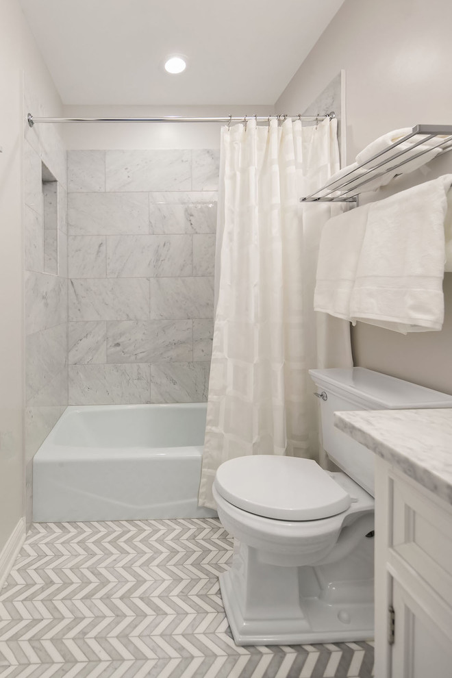 На фото: главная ванная комната среднего размера в стиле неоклассика (современная классика) с фасадами с декоративным кантом, белыми фасадами, белой плиткой, белым полом, душем над ванной, серыми стенами и шторкой для ванной с