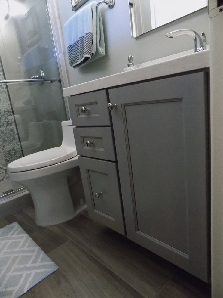 Inspiration för små klassiska en-suite badrum, med skåp i shakerstil, grå skåp, grå kakel, porslinskakel, gröna väggar, klinkergolv i porslin och bänkskiva i kvarts