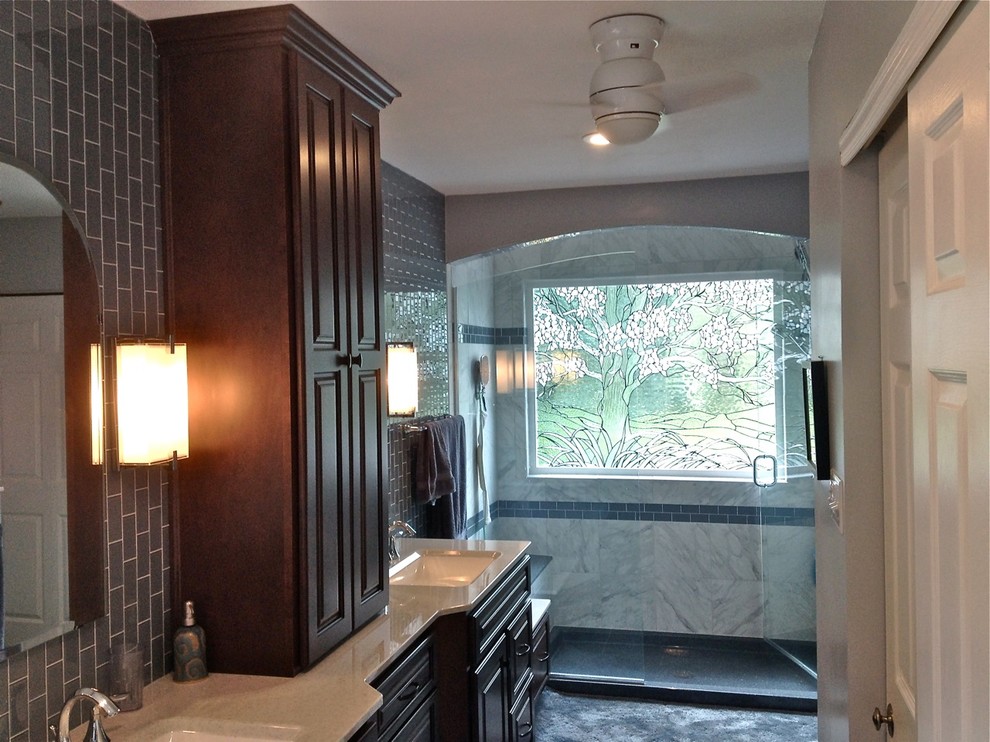 Стильный дизайн: главная ванная комната среднего размера в стиле неоклассика (современная классика) с монолитной раковиной, столешницей из оникса, душем в нише, синей плиткой, керамогранитной плиткой и серыми стенами - последний тренд