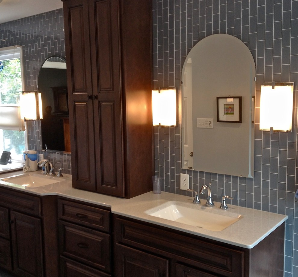 Idéer för att renovera ett mellanstort vintage en-suite badrum, med ett integrerad handfat, bänkskiva i onyx, en dusch i en alkov, blå kakel, porslinskakel och grå väggar