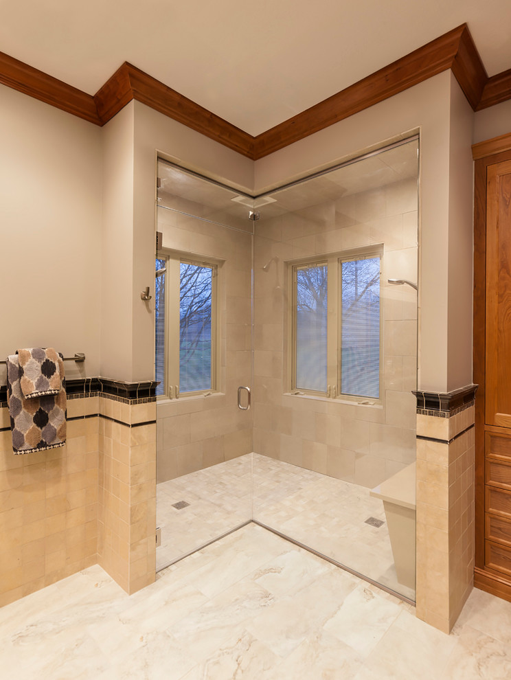 Foto di una grande stanza da bagno padronale chic con ante in stile shaker, ante in legno chiaro, piastrelle beige, piastrelle in pietra e top in quarzo composito