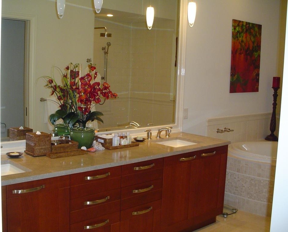 На фото: ванная комната в морском стиле с фасадами в стиле шейкер, фасадами цвета дерева среднего тона, душем в нише, унитазом-моноблоком, желтой плиткой, каменной плиткой, белыми стенами, полом из известняка, накладной раковиной и столешницей из известняка с