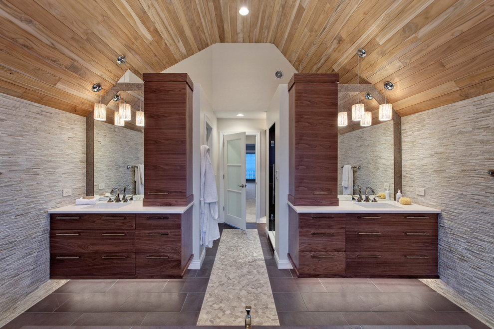 Modernes Badezimmer mit flächenbündigen Schrankfronten, dunklen Holzschränken und Steinwänden in Chicago