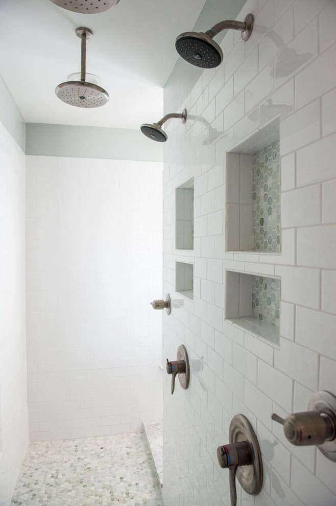 Exemple d'une grande salle de bain principale chic avec un placard à porte shaker, des portes de placard beiges, WC séparés, un carrelage blanc, un mur blanc, un lavabo posé, un plan de toilette en marbre, une douche ouverte, un carrelage métro et un sol en carrelage de terre cuite.