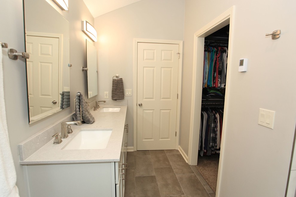 Bild på ett mellanstort vintage en-suite badrum, med luckor med infälld panel, en hörndusch, keramikplattor, grå väggar, klinkergolv i porslin, ett nedsänkt handfat, brunt golv och dusch med gångjärnsdörr