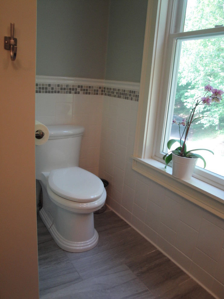 Classic ensuite bathroom in New York with a one-piece toilet.