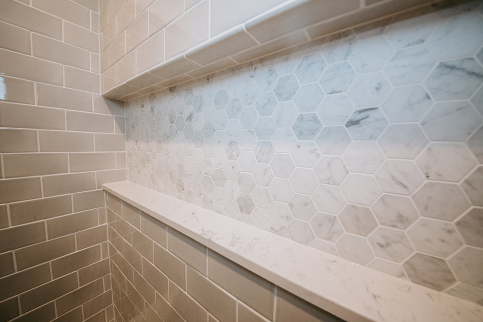 Esempio di una grande stanza da bagno padronale tradizionale con ante grigie, piastrelle grigie, piastrelle diamantate, pareti bianche, lavabo sottopiano e porta doccia a battente