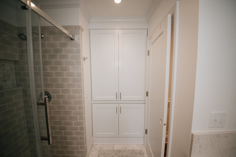 Großes Klassisches Badezimmer En Suite mit grauen Schränken, grauen Fliesen, Metrofliesen, weißer Wandfarbe, Unterbauwaschbecken und Schiebetür-Duschabtrennung in Omaha