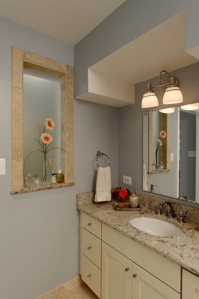 Exempel på ett stort modernt en-suite badrum, med skåp i shakerstil, beige skåp, ett fristående badkar, blå väggar, klinkergolv i keramik, ett undermonterad handfat, granitbänkskiva och beiget golv