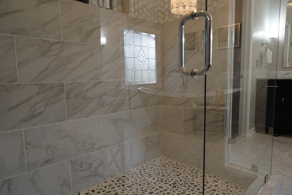 Пример оригинального дизайна: главная ванная комната среднего размера в стиле неоклассика (современная классика) с фасадами островного типа, темными деревянными фасадами, отдельно стоящей ванной, открытым душем, унитазом-моноблоком, белой плиткой, керамогранитной плиткой, серыми стенами, полом из керамогранита, врезной раковиной, мраморной столешницей, белым полом и душем с распашными дверями
